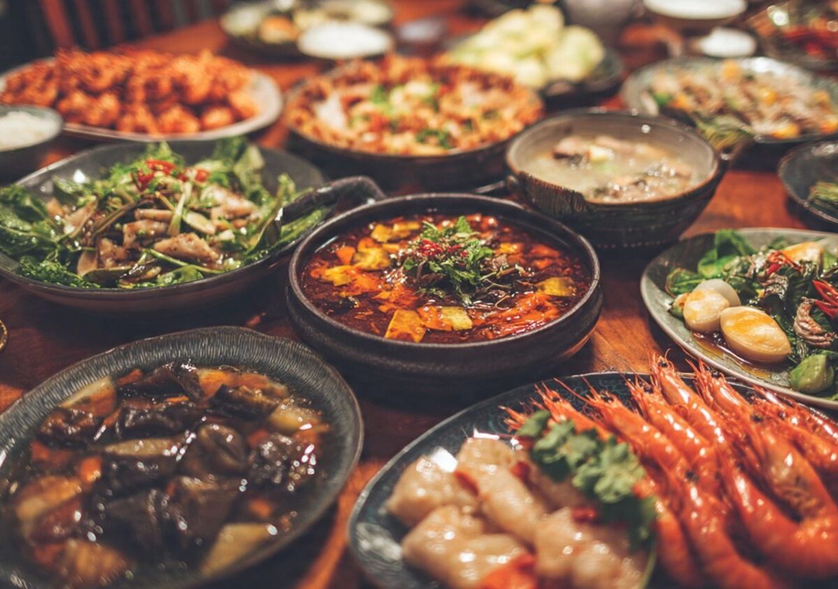 Affordable catering services in Singapore offering a diverse buffet of traditional Chinese and seafood dishes